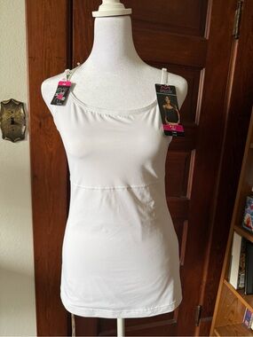 Maidenform White Seamless Camisole Tank with Built-In Shelf Bra/XL